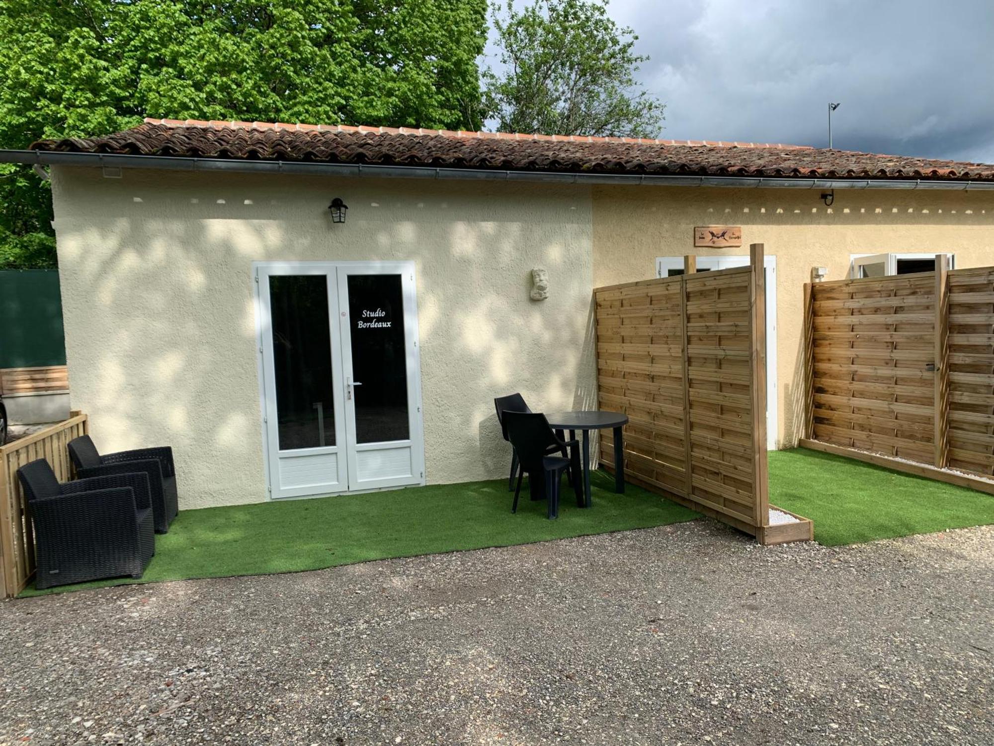 Chambre D'Hotes Naturiste Le Jardin Des Hirondelles Blanzaguet-Saint-Cybard Exterior foto