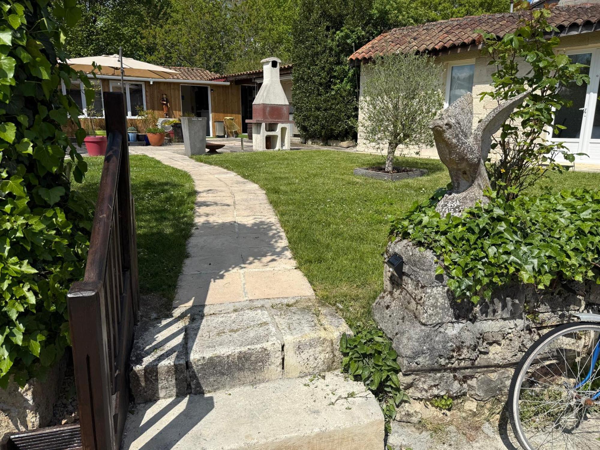 Chambre D'Hotes Naturiste Le Jardin Des Hirondelles Blanzaguet-Saint-Cybard Exterior foto